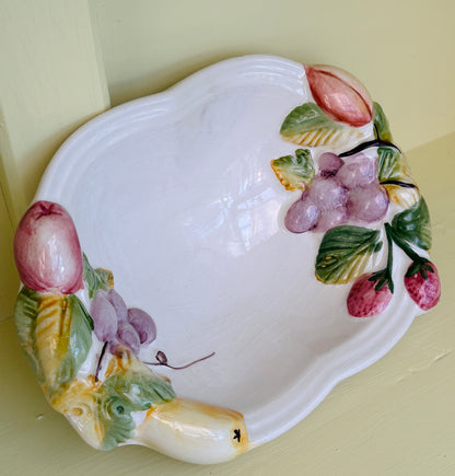 Italiensk vintage keramikfad med frugtrelief