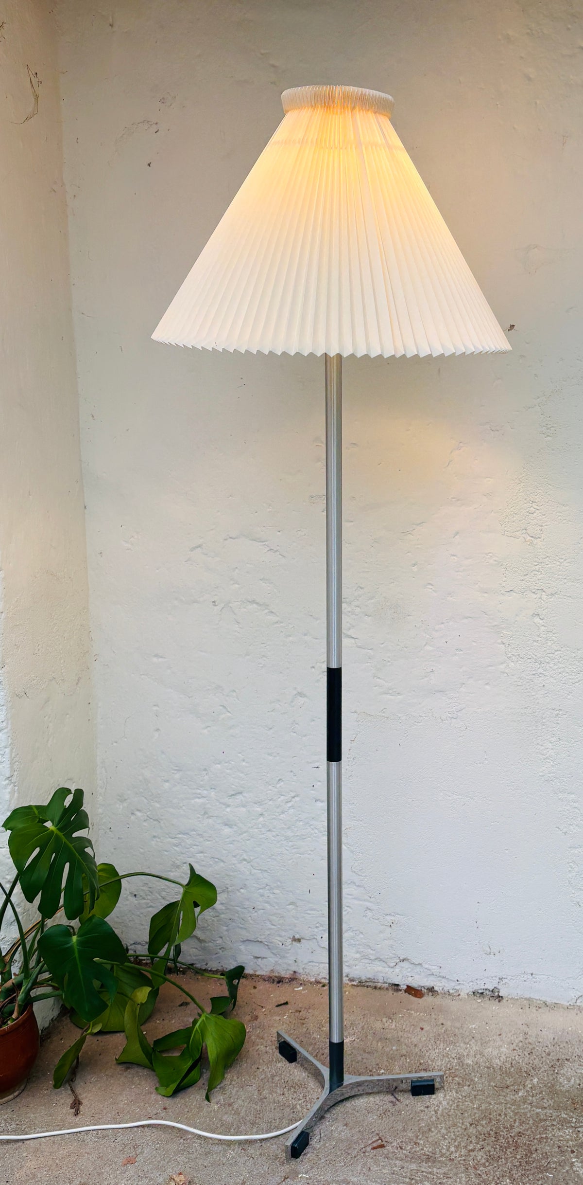 Jo Hammerborg model Monolit gulvlampe med Le Klint skærm