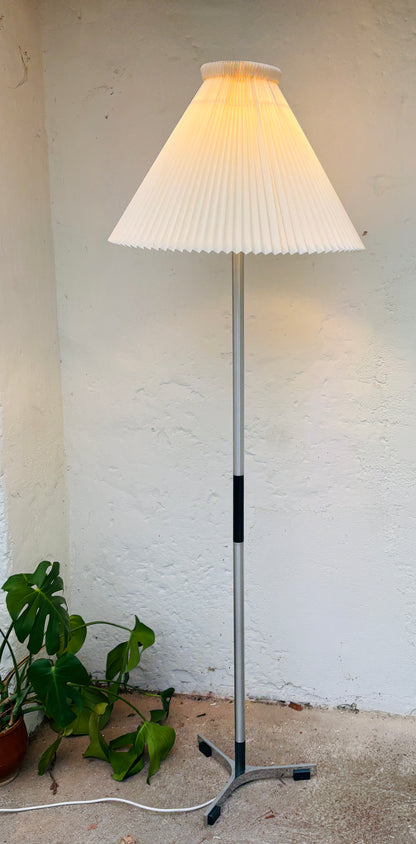 Jo Hammerborg model Monolit gulvlampe med Le Klint skærm