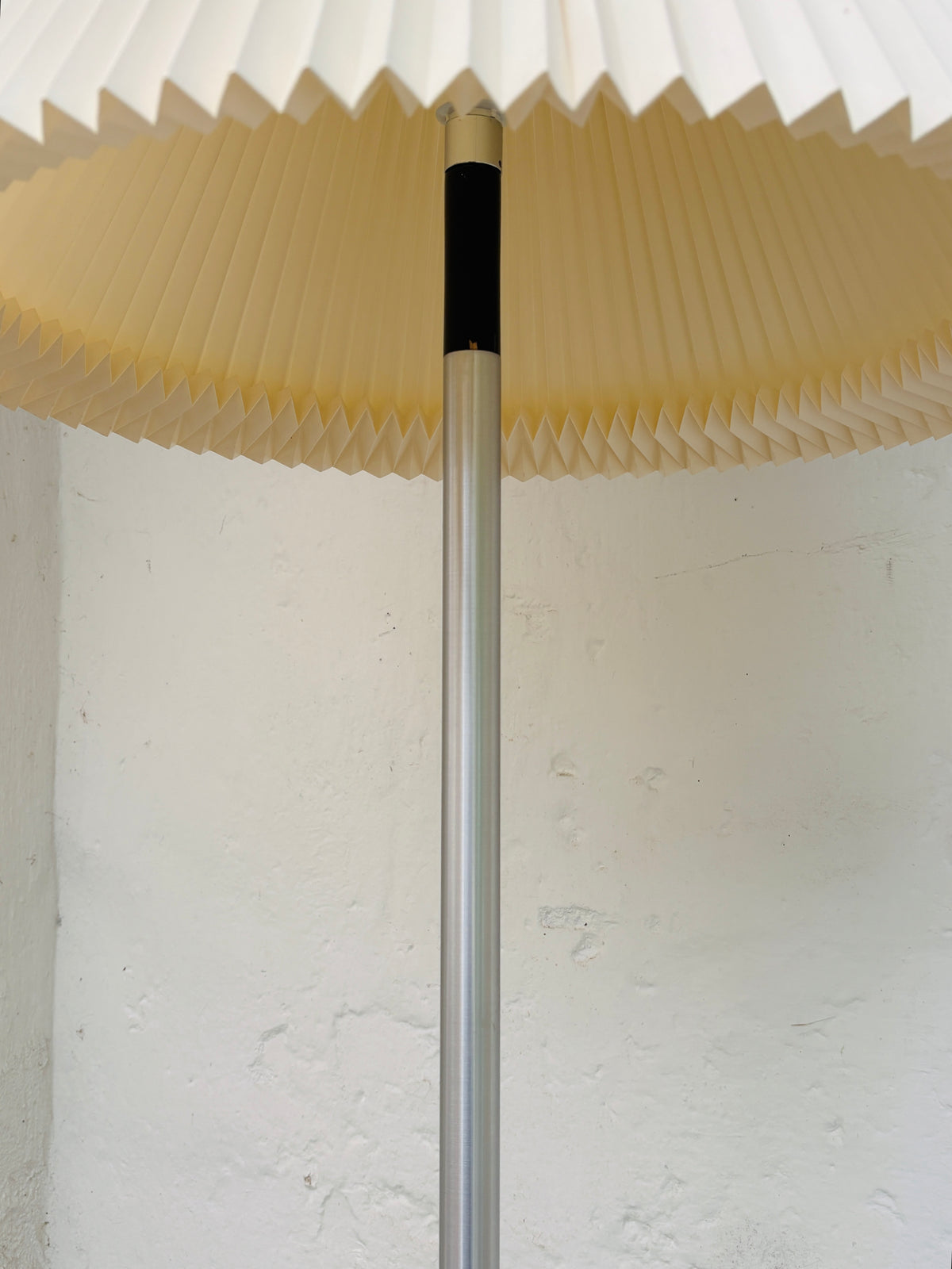 Jo Hammerborg model Monolit gulvlampe med Le Klint skærm