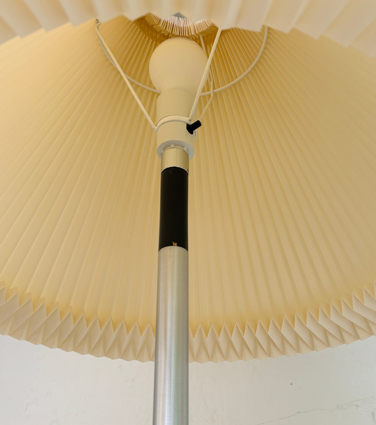 Jo Hammerborg model Monolit gulvlampe med Le Klint skærm