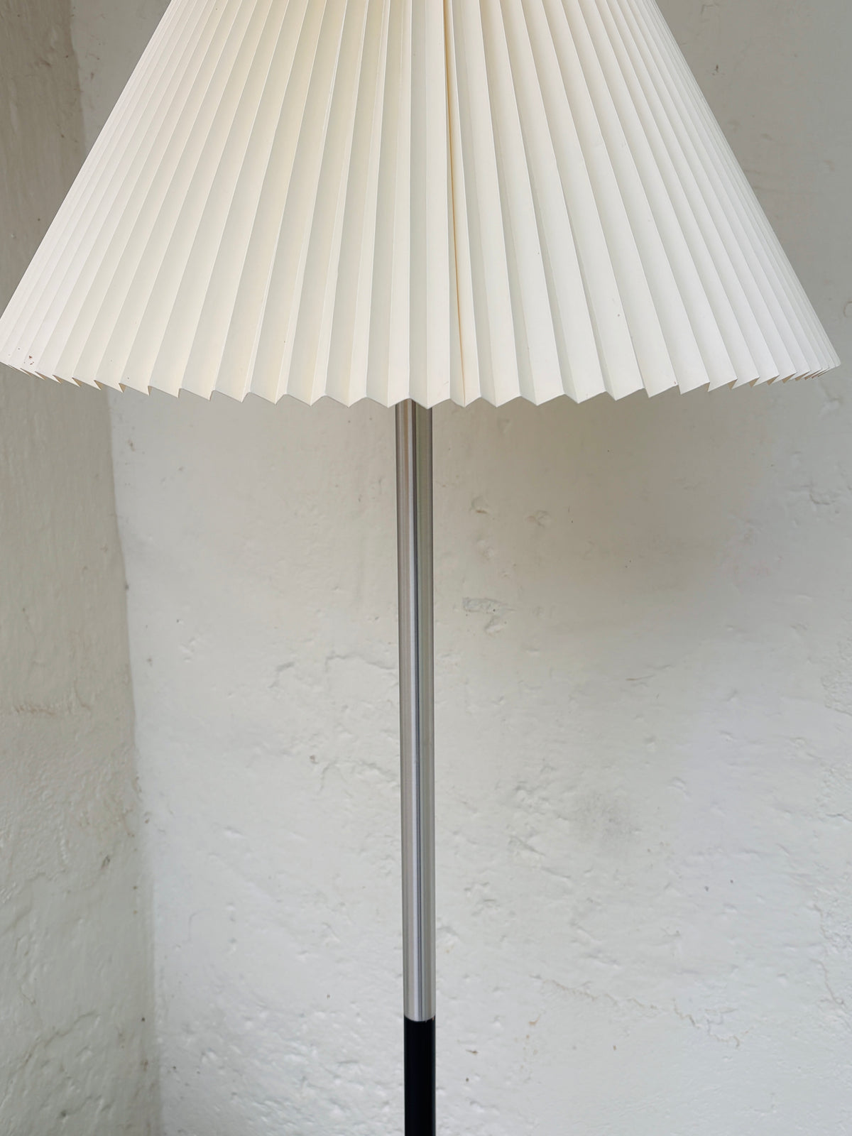 Jo Hammerborg model Monolit gulvlampe med Le Klint skærm