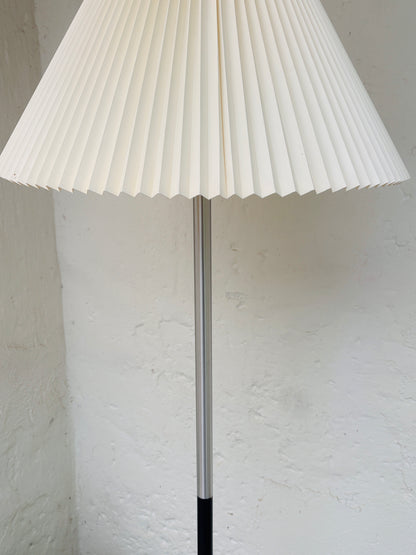 Jo Hammerborg model Monolit gulvlampe med Le Klint skærm