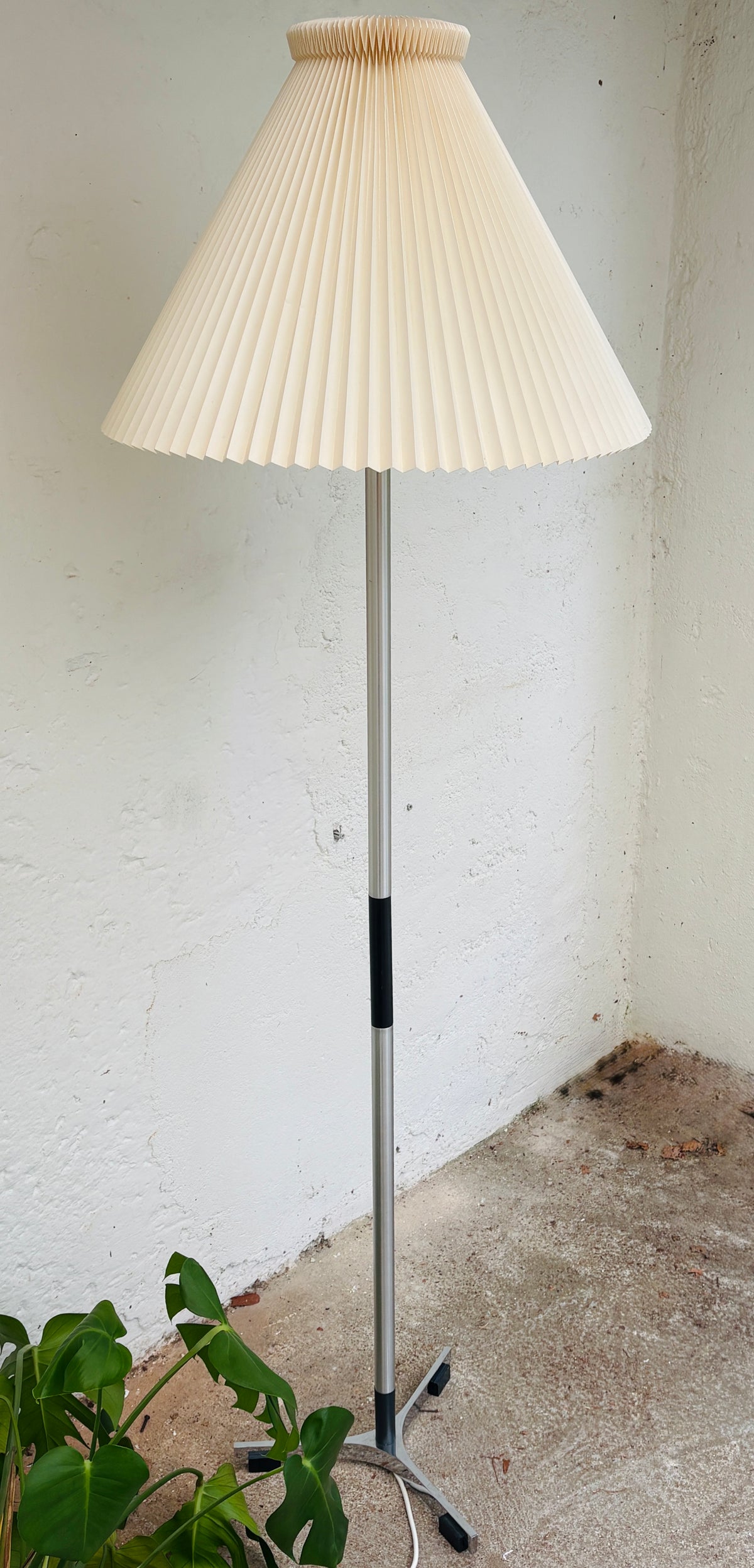 Jo Hammerborg model Monolit gulvlampe med Le Klint skærm
