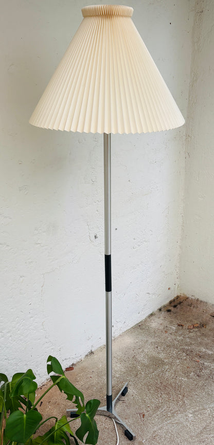 Jo Hammerborg model Monolit gulvlampe med Le Klint skærm
