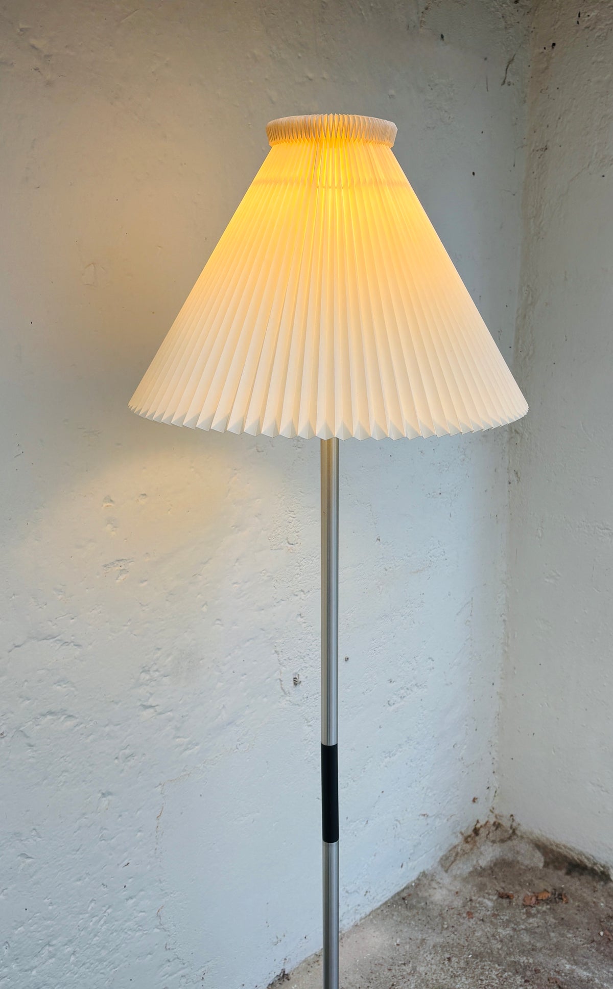 Jo Hammerborg model Monolit gulvlampe med Le Klint skærm