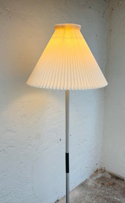 Jo Hammerborg model Monolit gulvlampe med Le Klint skærm
