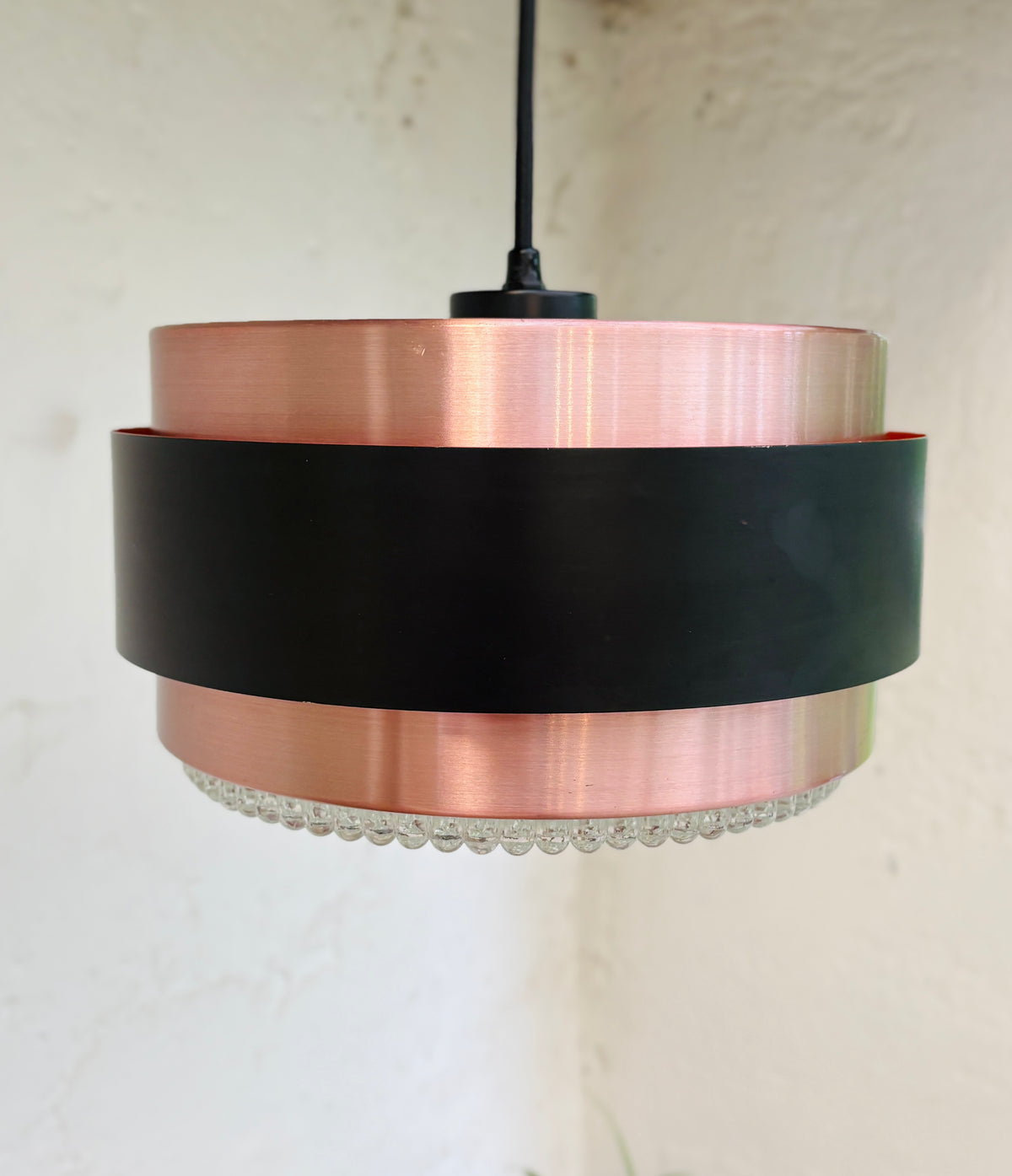 Iconic Saturn pendant in copper and black metal