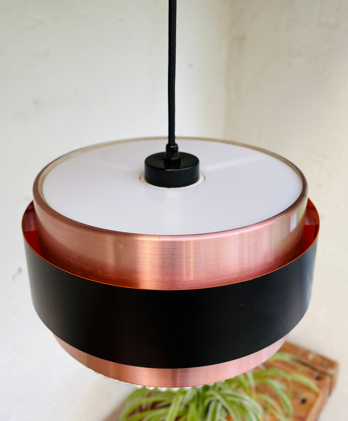 Iconic Saturn pendant in copper and black metal
