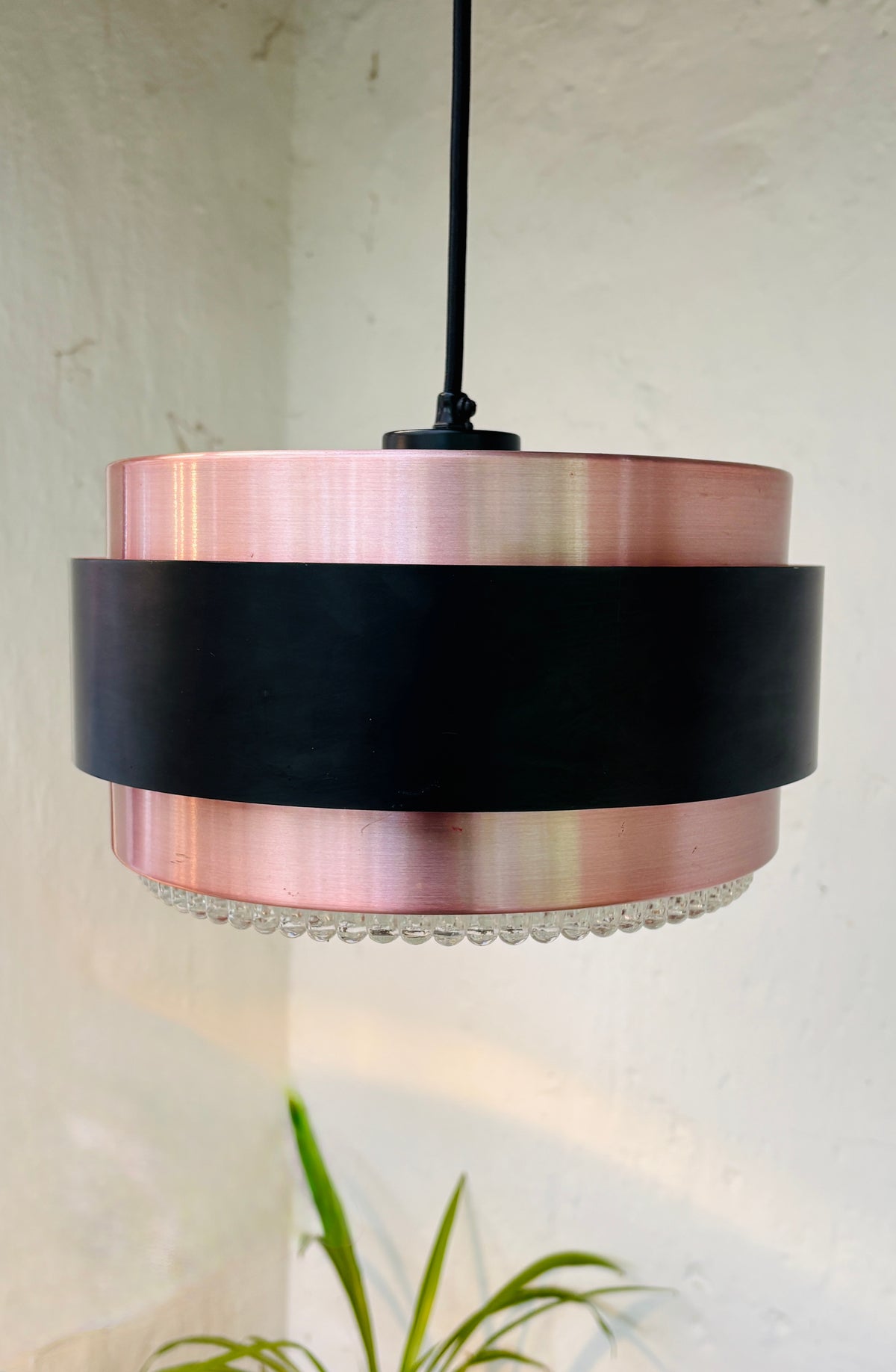 Iconic Saturn pendant in copper and black metal