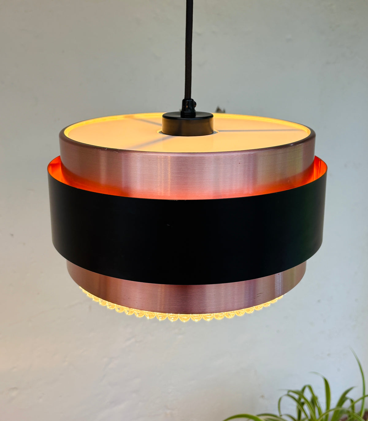 Iconic Saturn pendant in copper and black metal