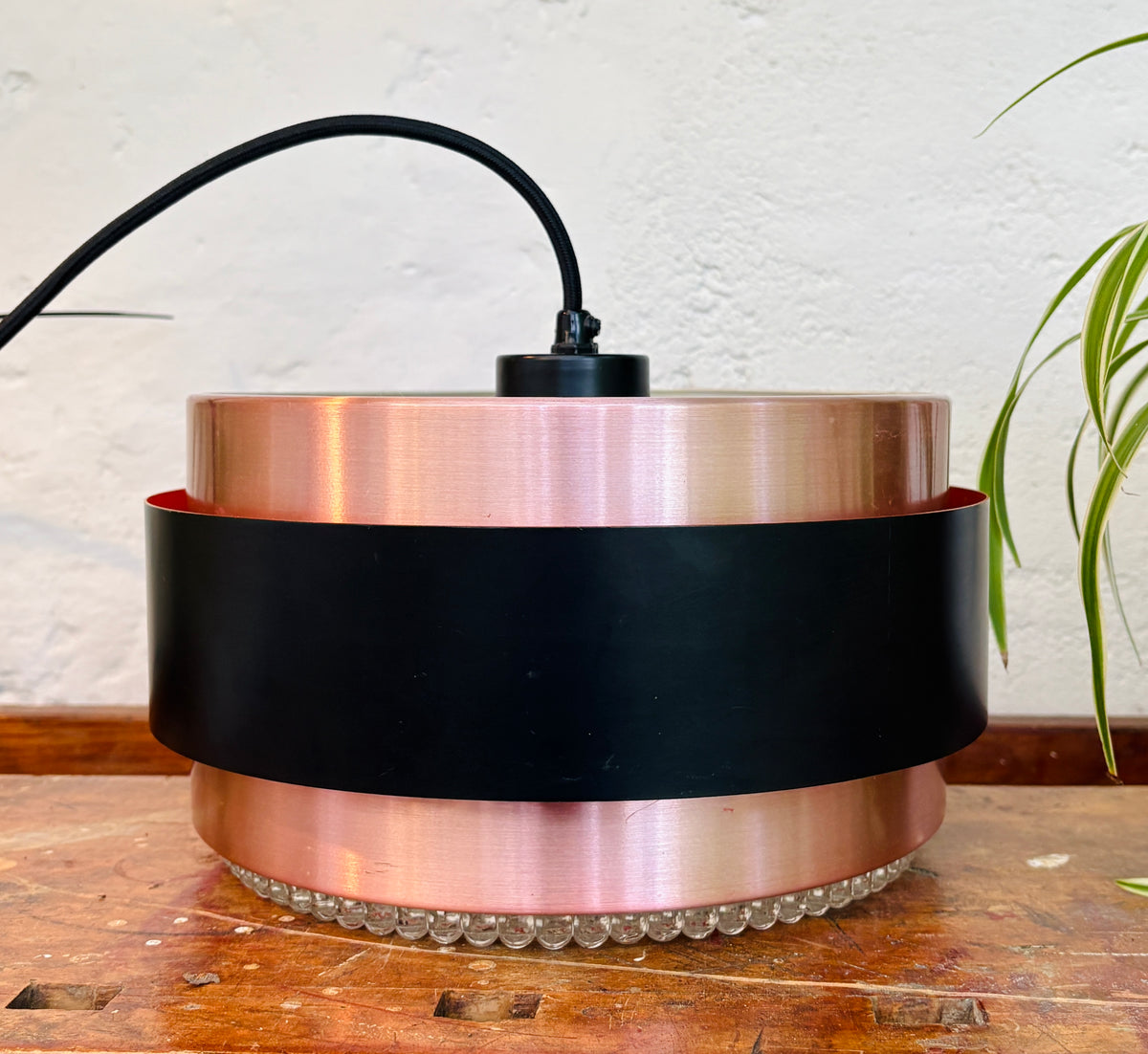Iconic Saturn pendant in copper and black metal