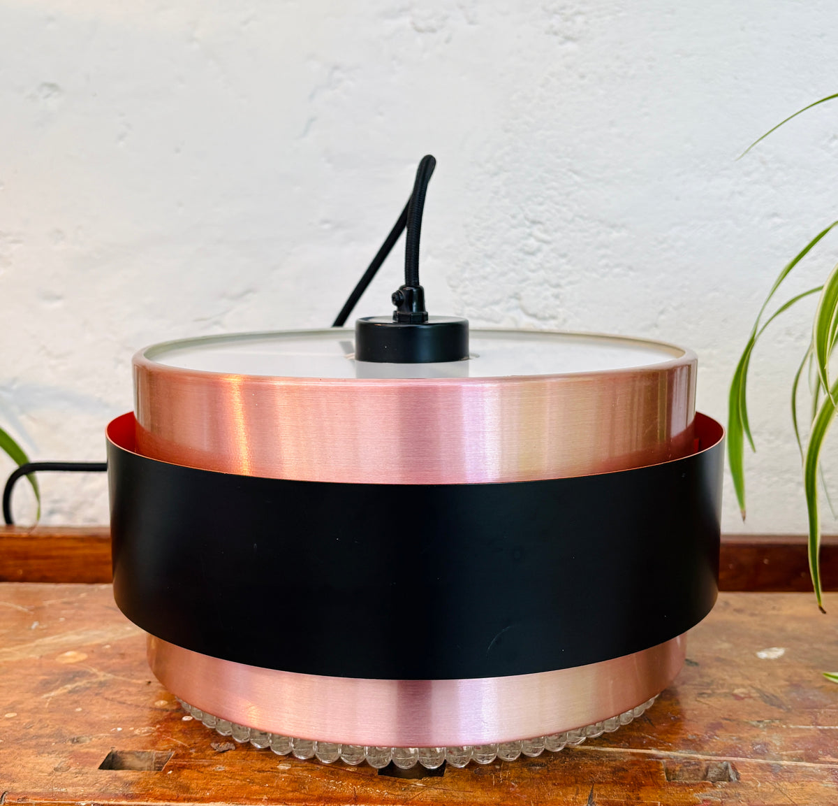 Iconic Saturn pendant in copper and black metal