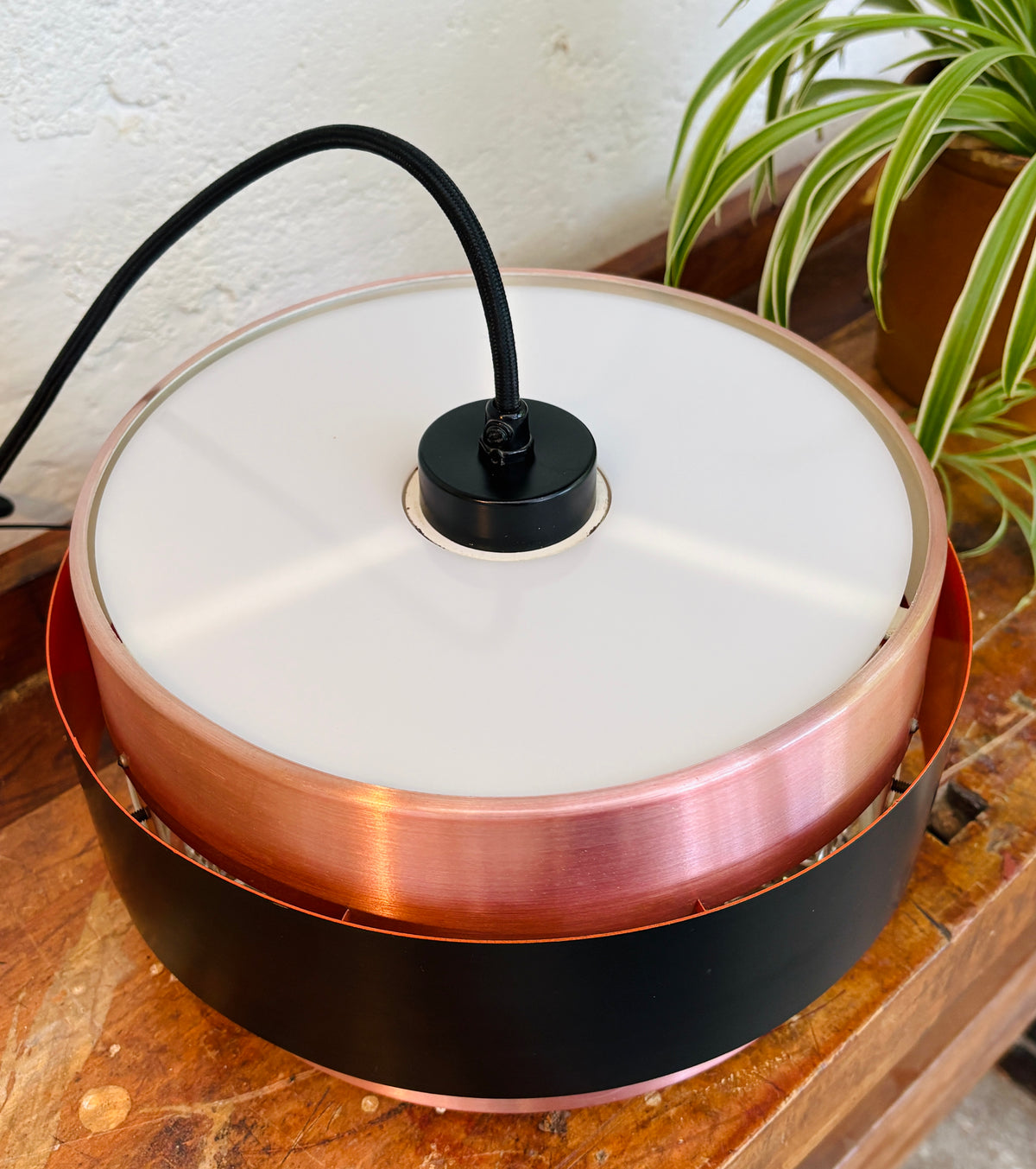 Iconic Saturn pendant in copper and black metal