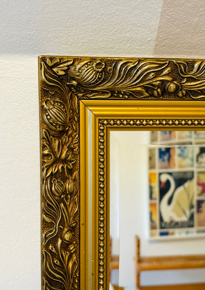 Klassisk guldspejl med facetslebet glas