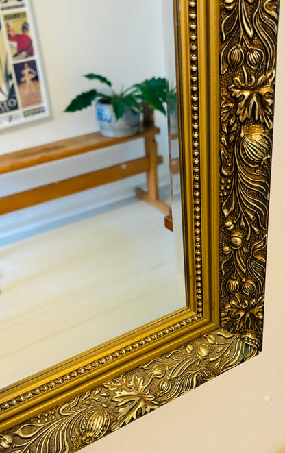 Klassisk guldspejl med facetslebet glas