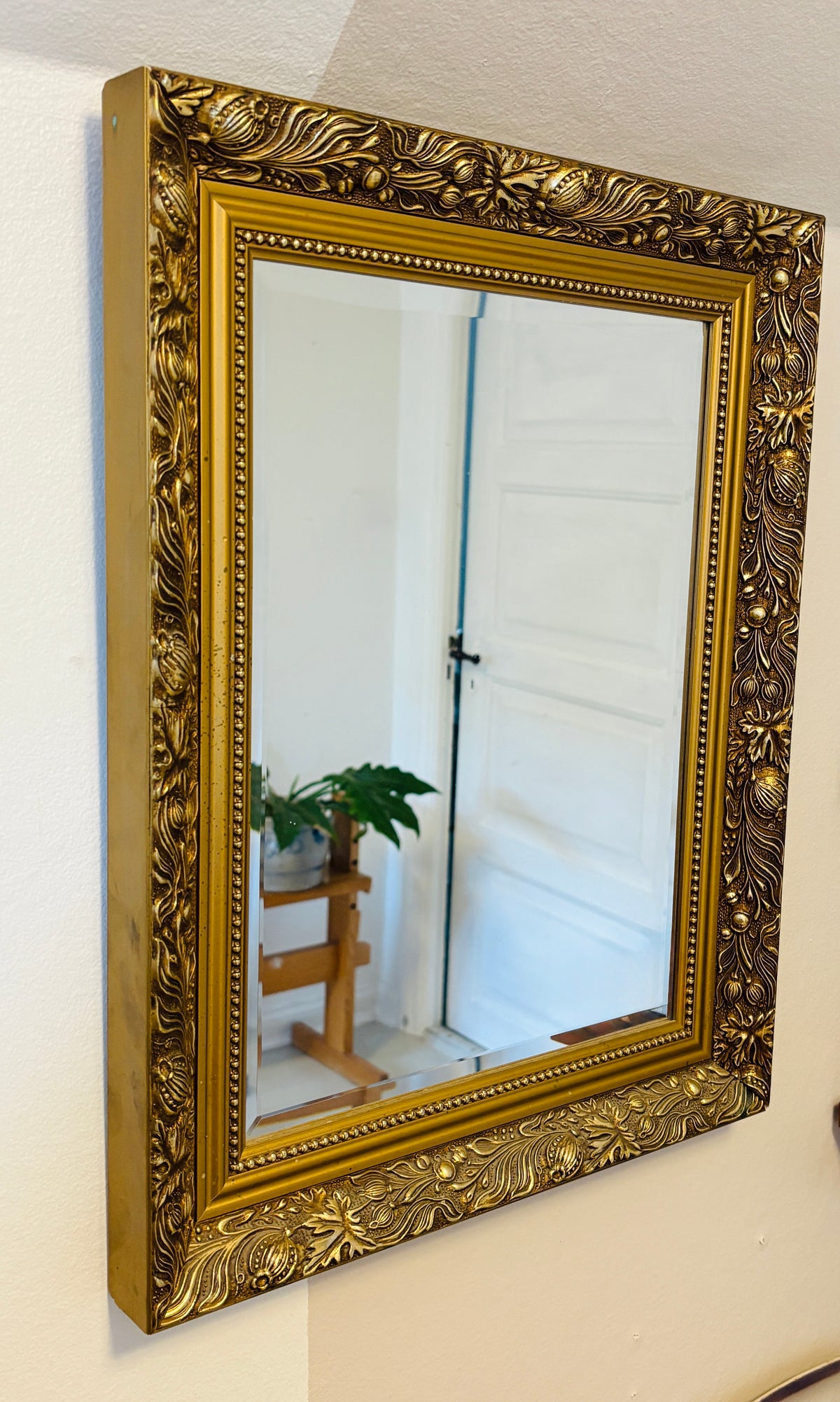 Klassisk guldspejl med facetslebet glas