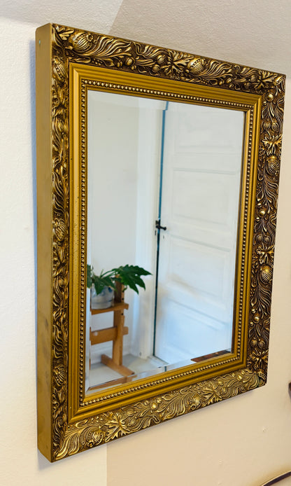Klassisk guldspejl med facetslebet glas