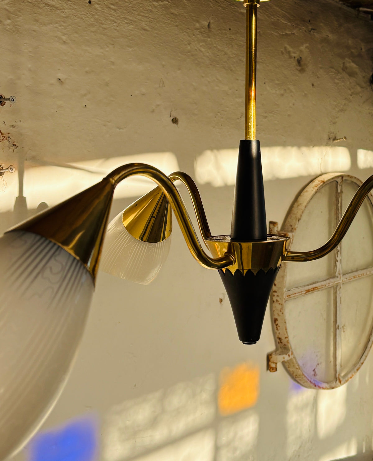 3-armet lysekrone i messing og glas