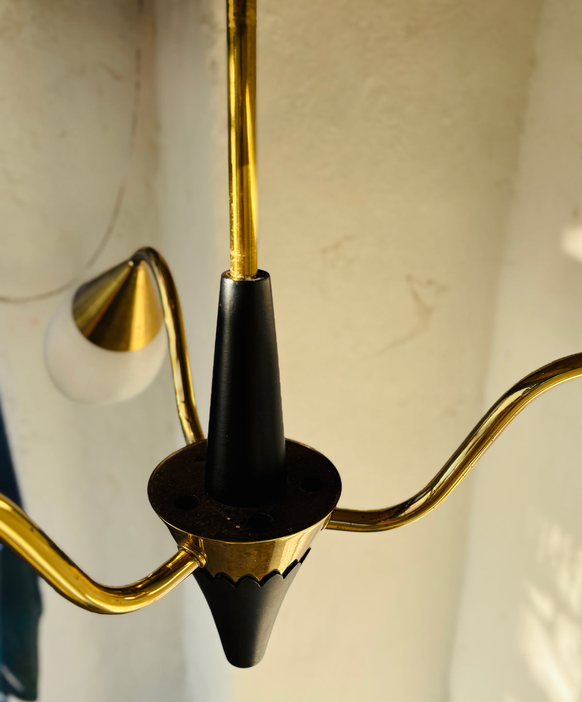 3-armet lysekrone i messing og glas