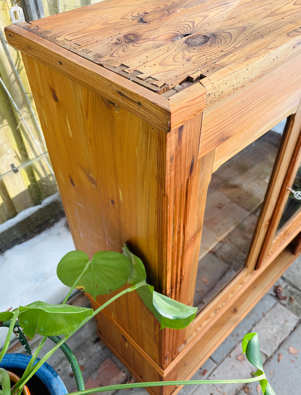 Gammel vitrine med låger og åben hylde