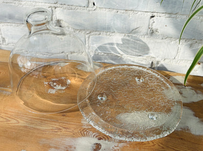 Vintage oste/glasklokke med struktureret bund.